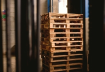 Cung cấp pallet gỗ ở Bình Dương và TP HCM: Nên đặt theo mẫu sẵn hay thiết kế riêng?